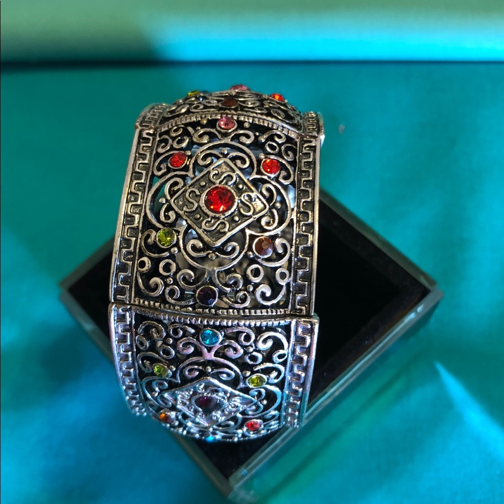 PREMIER DESIGNS ANTIQUE STYLE SILVER TONE BRACELET